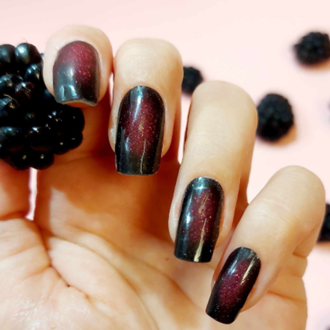 Unhas Aura Preto e roxo — o clássico das bruxas com um toque moderno.